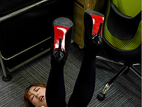 秘書がプリケツすぎて我慢できない！人妻であろうと関係なく社長命令と称して毎日中出し　波多野結衣　サンプル画像07